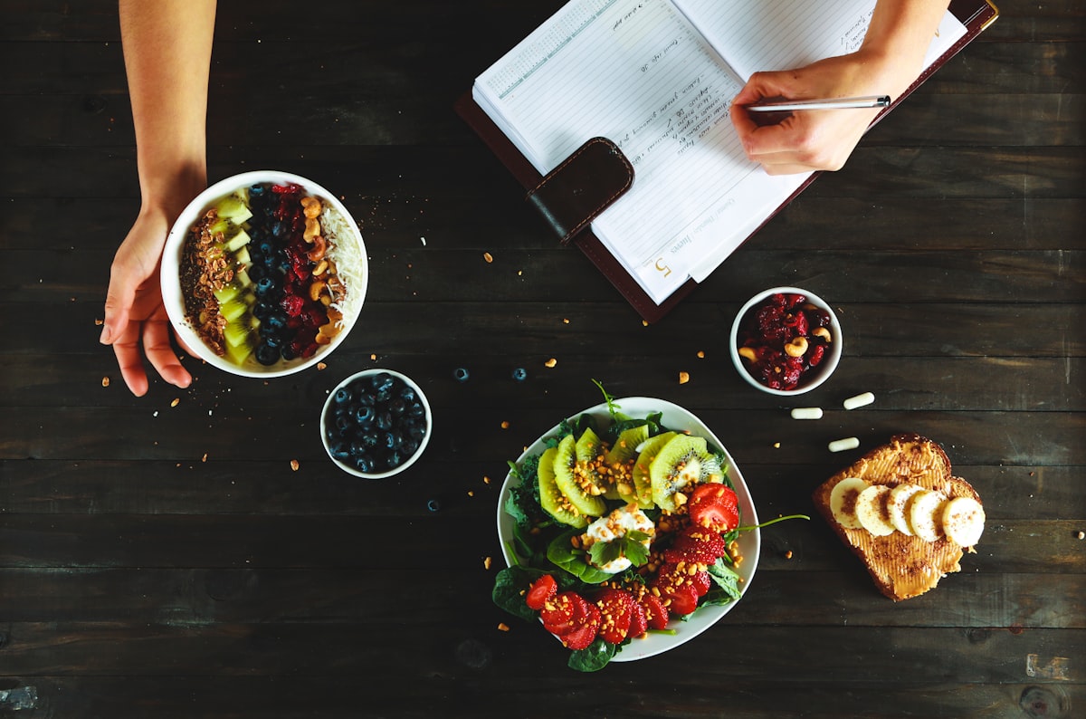 Verschiedene gesunde Fette: Avocado, Nüsse, Olivenöl